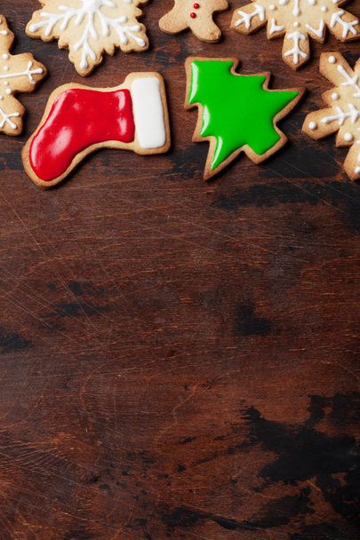 Різдвяна листівка з імбирним печивом на дерев'яному фоні
 - Фото, зображення