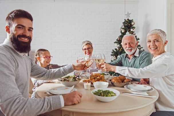 Aile üzerinde Noel tatili için toplanan kutluyor, öğle yemeği  - Fotoğraf, Görsel