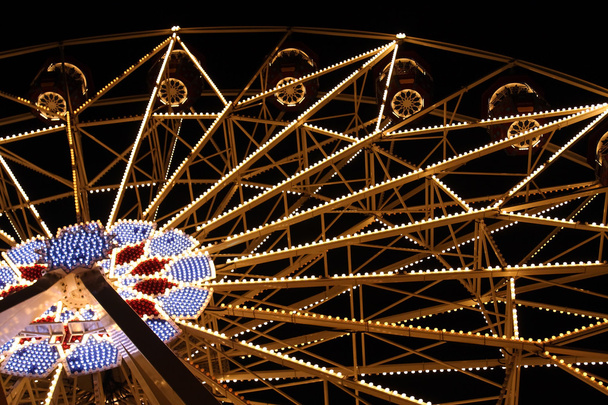 Big Fairy Ferris Wheel Park por la noche
 - Foto, Imagen