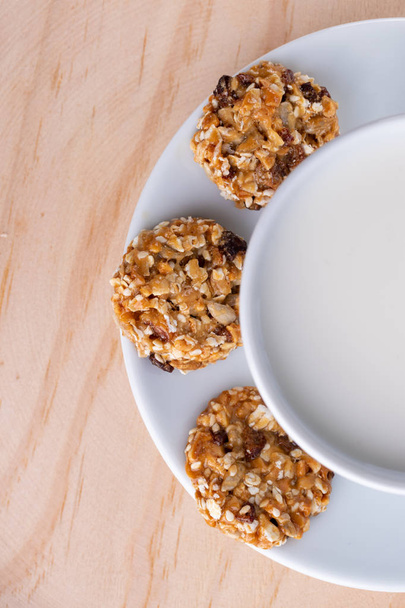 Mısır gevreği bisküvi ve süt, diyet ile taze sağlıklı kahvaltı - Fotoğraf, Görsel