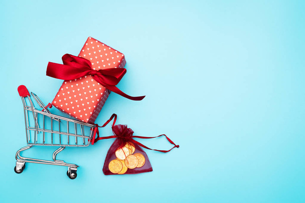 Black Friday sale, shopping cart and gift box with pocket money - Fotoğraf, Görsel