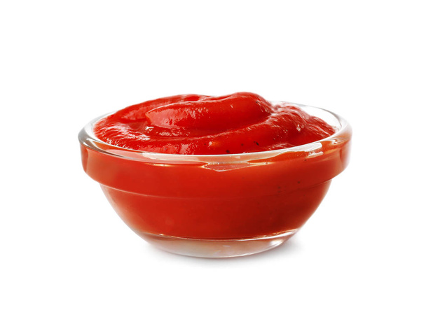 Sabrosa salsa de tomate en tazón de vidrio sobre fondo blanco
 - Foto, imagen