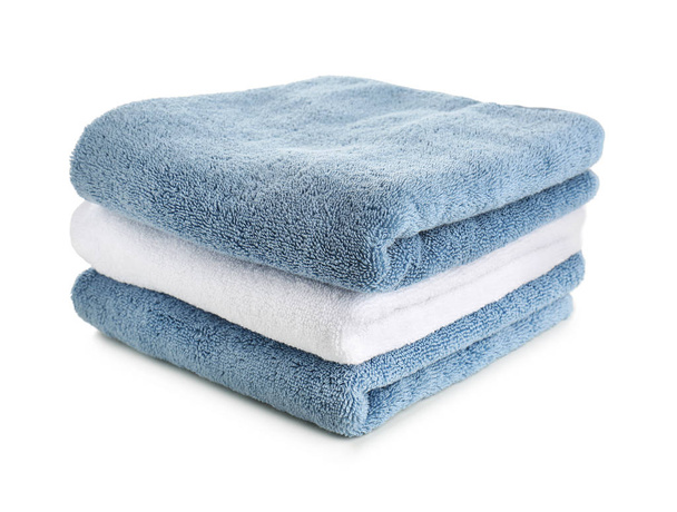Empilement de serviettes propres et douces sur fond blanc
 - Photo, image