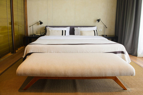 Elegante en comfortabele hotel slaapkamer interieur - Foto, afbeelding