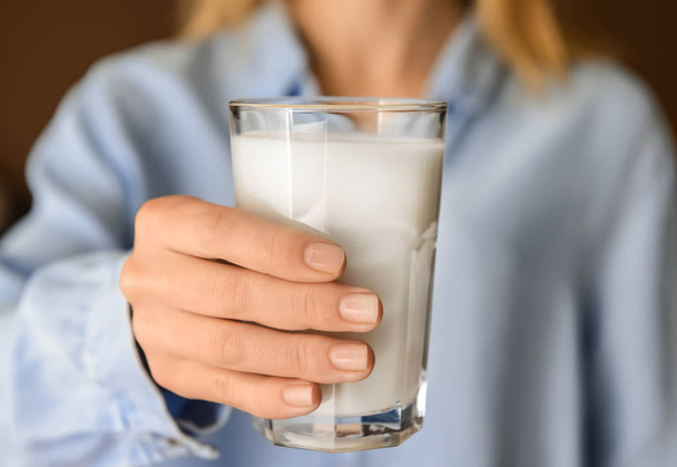 Γυναίκα που κρατά ποτήρι γάλα νόστιμο, κοντινό πλάνο - Φωτογραφία, εικόνα