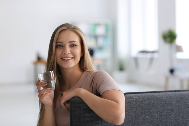 Mulher bonita bebendo água em casa - Foto, Imagem