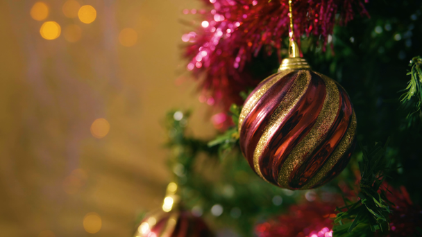 Filmagem de árvore Natal decorado com bola e sino coleção
 - Filmagem, Vídeo