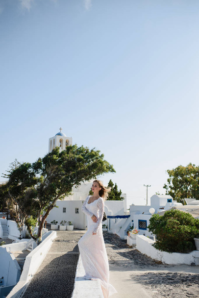 Девушка в белом платье невесты смотрит на город
. - Фото, изображение