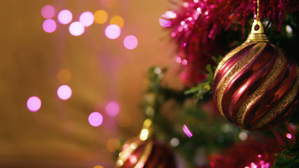 Záběry ze stromu Vánoce zdobené koule a bell kolekce - Záběry, video