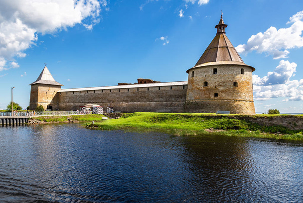 Shlisselburg, Venäjä - 8. elokuuta 2018: Historiallinen Oreshek-linnoitus on muinainen venäläinen linnoitus. Shlisselburgin linnoitus Pietarin lähellä, Venäjällä. Perustettiin vuonna 1323
 - Valokuva, kuva