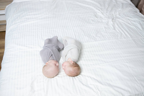 Новорожденные прекрасные близнецы спят с пустышкой. Портрет крупным планом, кавказский ребенок
 - Фото, изображение