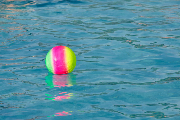 Bal met verschillende kleuren in een zwembad. Concept vakantie. - Foto, afbeelding