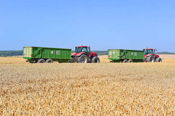 Сучасні трактори з причепом для збору зерна Сучасні трактори з причепом для збирання зерна
 - Фото, зображення