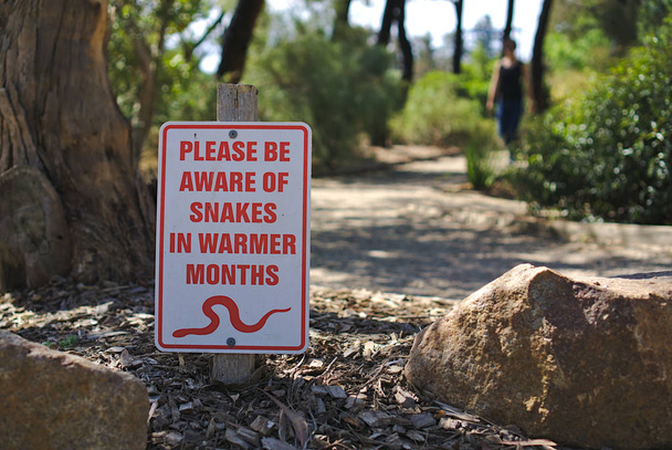 Bewust van slangen teken in openbaar park in Australië - Foto, afbeelding