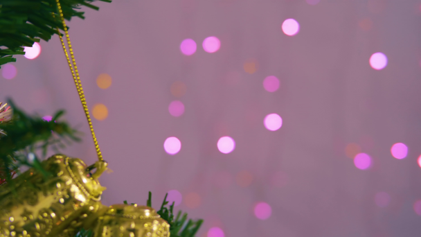 Filmmaterial von Tannenbäumen mit Weihnachtsglocken dekoriert - Filmmaterial, Video
