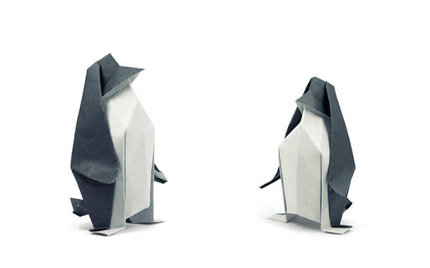 zwei Origami-Pinguine isoliert auf weißem Hintergrund. Schneidpfad inklusive - Foto, Bild
