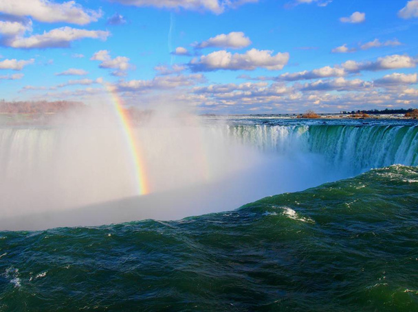 Niágara cae con un arco iris en un día con cielo azul (Canadá
)... - Foto, imagen