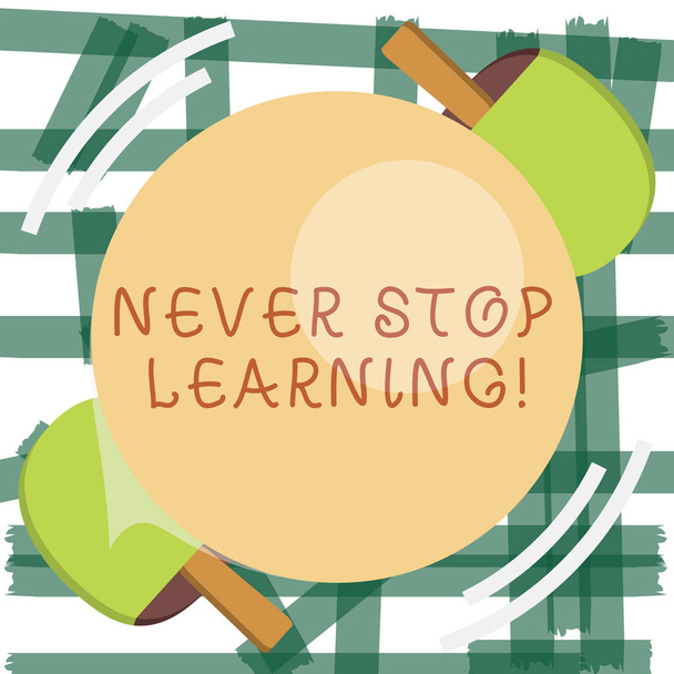 Пишу записку, показывающую "Никогда не прекращай учиться". Демонстрация бизнес-фото Продолжить улучшать и расширять свои границы
 - Фото, изображение