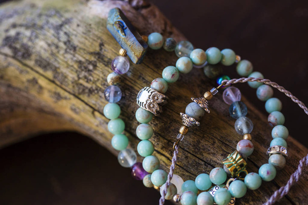 Přírodní gemstone korálky náramky na dřevěné pozadí - Fotografie, Obrázek