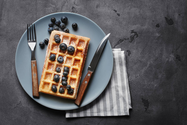 Ízletes waffle lemez bogyókkal - Fotó, kép