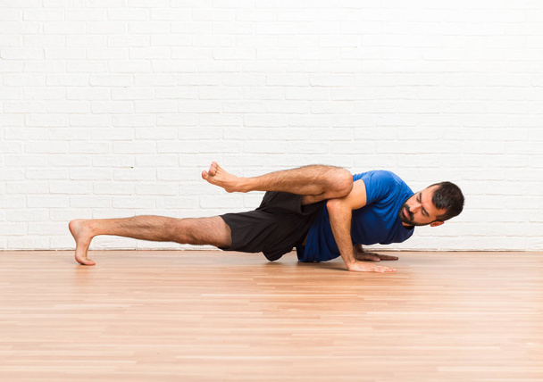Yoga egzersizleri kapalı yapan erkek - Fotoğraf, Görsel
