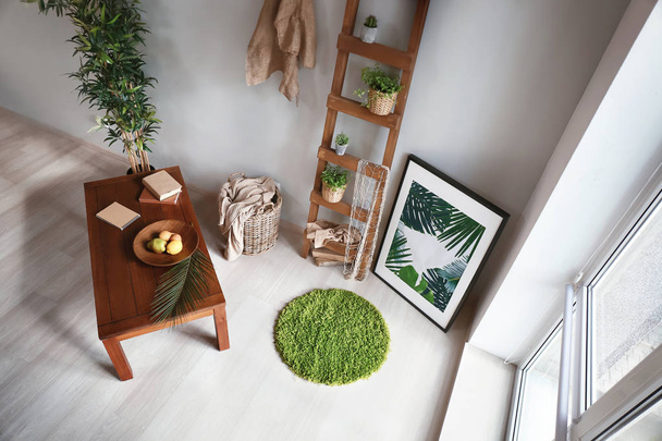 Oda iç Eko tarzı şık mobilya ve yeşil bitkiler - Fotoğraf, Görsel