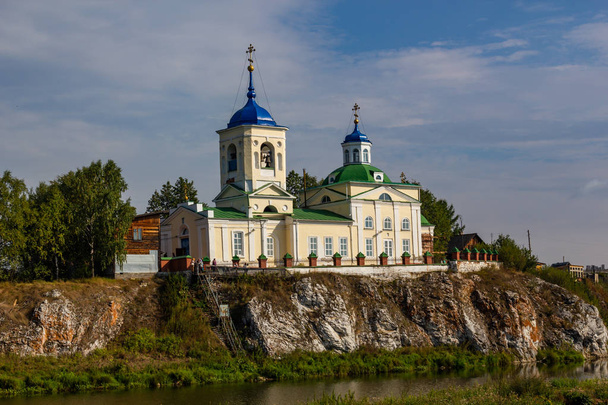 St. George Church na břehu řeky Čusovaja ve vesnici Sloboda v Sverdlovské oblasti - Fotografie, Obrázek