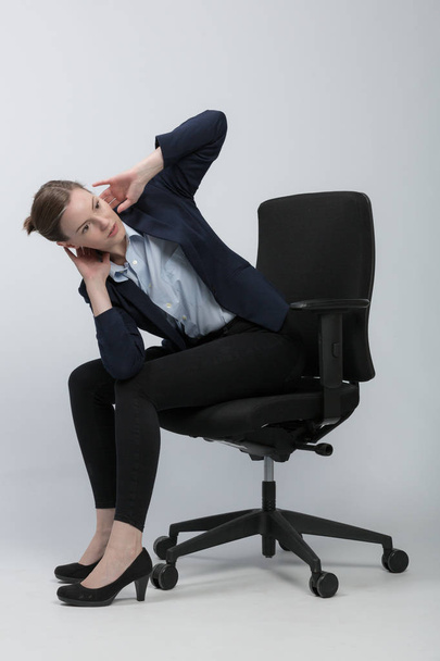 İş kadını ofis koltuğu egzersizleri yapıyor - Fotoğraf, Görsel