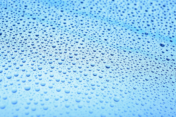 Краплі води на кольоровому фоні
 - Фото, зображення