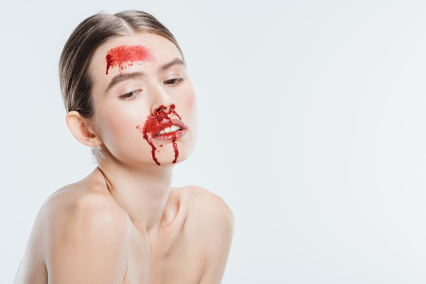 Kobieta ofiara przemocy domowej z krwi na twarz na białym tle - Zdjęcie, obraz