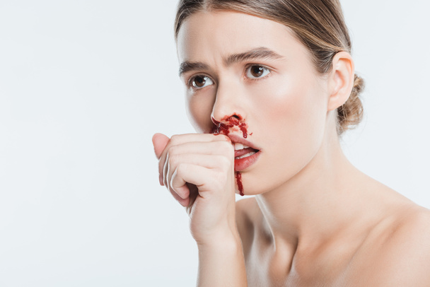 primer plano de la mujer víctima de violencia doméstica con sangre en la cara aislada en blanco
 - Foto, Imagen