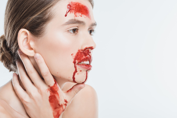 primer plano de la mujer desnuda víctima de violencia doméstica con sangre roja aislada en blanco
 - Foto, Imagen