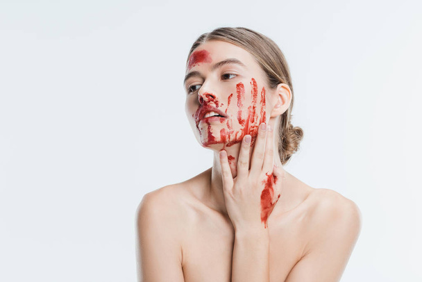 mujer adulta herida desnuda con sangre en la piel aislada en blanco
 - Foto, Imagen