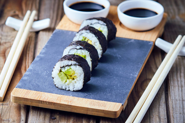 Vegan sushi rolls made with nori algae, sushi rice, cucumbers and avocado - Foto, Imagem
