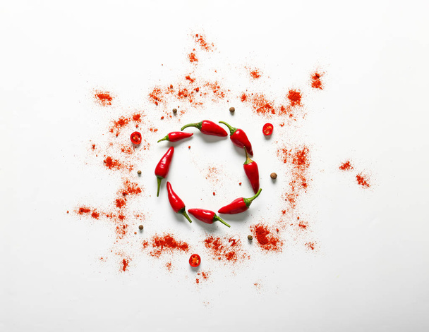 Lapos laikus összetétele a red hot chili paprika, fehér háttér - Fotó, kép
