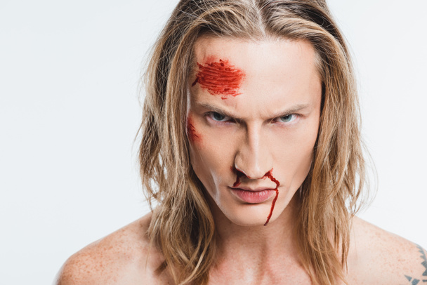 Kızgın adam yüzünde beyaz izole kanlı yaralar ile yakın çekim - Fotoğraf, Görsel