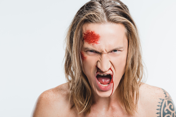 kızgın bağıran adamın yüzünde beyaz izole kanlı yaralar ile yakın çekim - Fotoğraf, Görsel