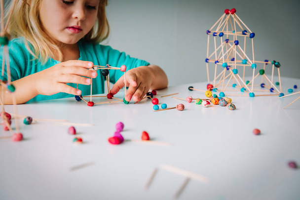 маленька дівчинка робить геометричні фігури, інженерні та STEM
 - Фото, зображення