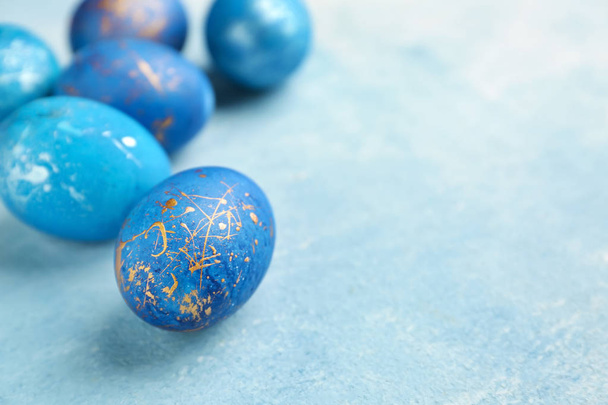 Huevos de Pascua sobre fondo color
 - Foto, Imagen