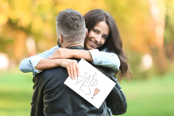 Pareja feliz después de hacer propuesta en el parque de otoño
 - Foto, Imagen