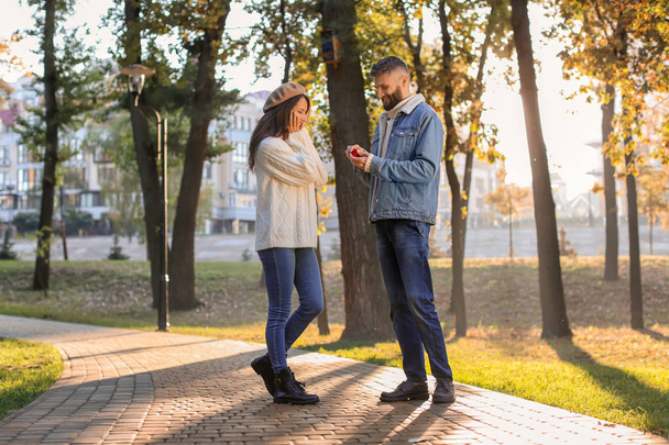 Genç adam onun sevgili sonbahar Park için teklif - Fotoğraf, Görsel