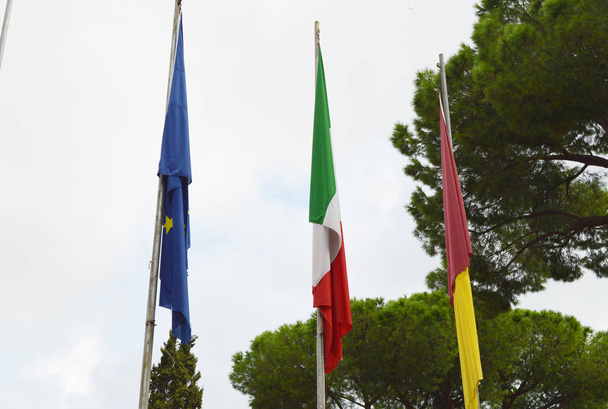 Státní vlajka Itálie vlajky Evropské unie Eu města Říma na stožáru poblíž radnice v Římě, na 7 října 2018 - Fotografie, Obrázek