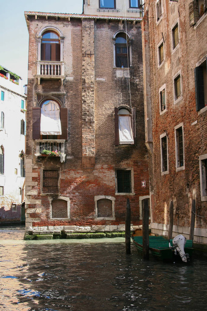 グリーン シートで覆われている係留のボートで運河のヴェネツィア、レンガの家します。 - 写真・画像