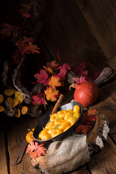 北海道かぼちゃおいしい秋餃子入り黒プレートのピューレします。 - 写真・画像