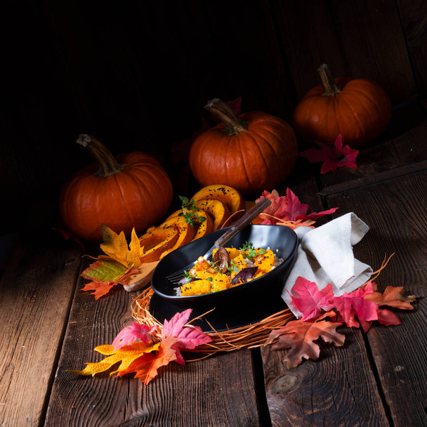 deska s dýně zapečená Vegetariánská s pohankovými kroupami a švestek s tymiánem a na podzim listí na pozadí  - Fotografie, Obrázek
