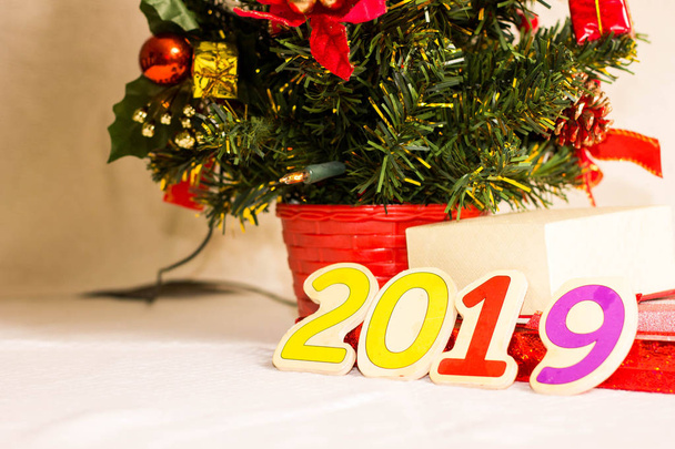 Kerstmis achtergrond met versierde boom en nieuwjaarskaart - Foto, afbeelding