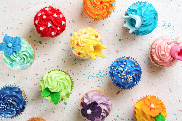 Sabrosos cupcakes de colores sobre fondo claro
 - Foto, imagen