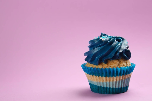 Maukas cupcake värillisellä taustalla - Valokuva, kuva
