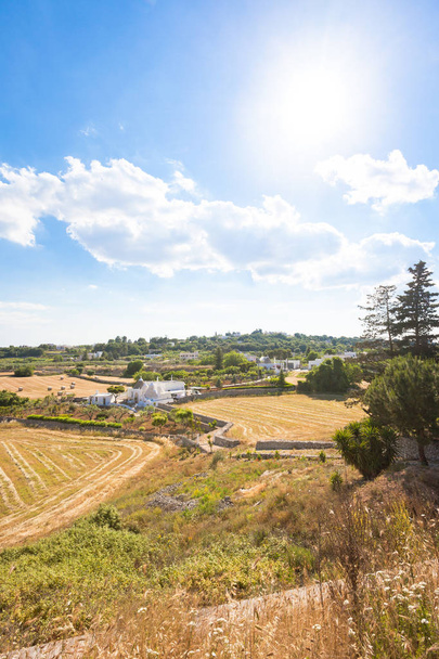 Locorotondo, Apulia, İtalya - Sunshine göksel manzara ile yürüyüş yaparken - Fotoğraf, Görsel