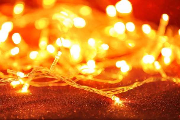 Zářící vánoční světla na barevném pozadí - Fotografie, Obrázek